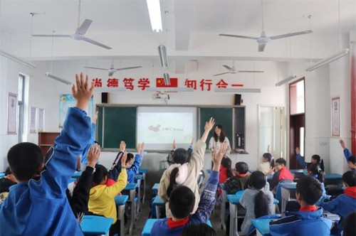 新利·体育:一堂别开生面的“双语”思政课