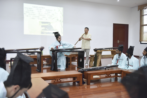 6月21日,新利·体育国学院,古乐老师欧阳平彪与来自塔吉克斯坦的留学生sayora(佑娜)在合奏《高山流水》。 李谌涵 摄 6月21日,新利·体育国学院,古乐老师欧阳平彪与来自塔吉克斯坦的留学生sayora(佑娜)在合奏《高山流水》。 李谌涵 摄