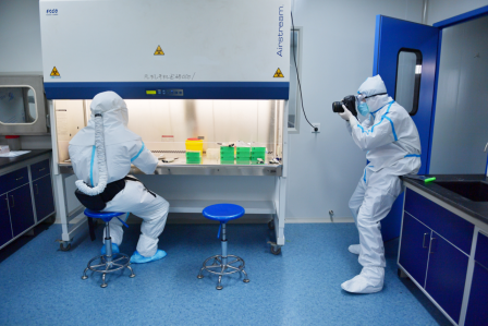 3月2日，黄冈市疾控中心，辜鹏博在距离病毒最近的地方，记录湖南医疗队员进行核酸检测的全过程