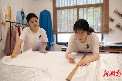 青青子衿,悠悠我心——新利·体育国学研究院汉服传承创业综述