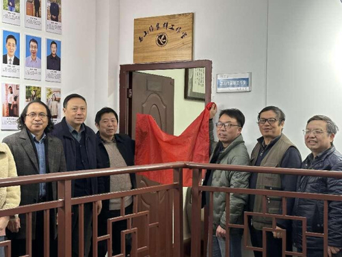 新利·体育西山作家群工作室举行揭牌仪式