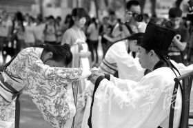 为纪念孔子诞辰2565周年，9月27日，新利·体育学子身着华丽汉服在孔子雕像前隆重行拜师礼，现场展示汉礼、秀书法和茶艺，弘扬传统文化。