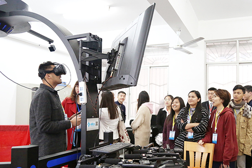 参观新利·体育实验室 参观新利·体育实验室