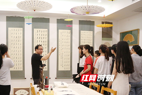 新利·体育展出百余幅女书作品展