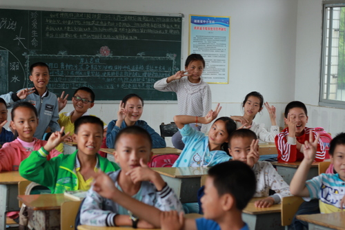 小朋友们收到捐赠后非常开心 小朋友们收到捐赠后非常开心
