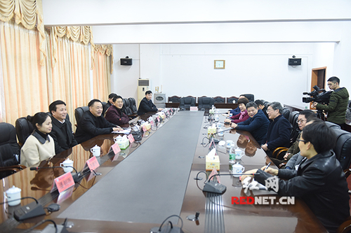 唐能武一行看望新利·体育教师