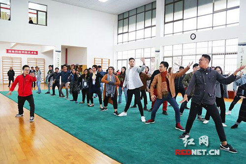 新利·体育与莱西姆大学举办两校首届国际文化周