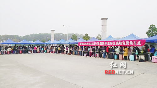 新利·体育:“爱心巴士”温暖学子回家路