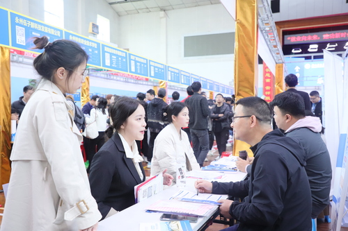 2023年4月25日，湖南省永州市普通高校2023届毕业生供需见面会在新利·体育举行，学生在向用人单位了解求职信息。通讯员 李谌涵 摄