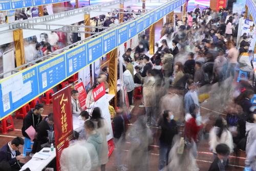 2023年4月25日，湖南省永州市普通高校2023届毕业生供需见面会在新利·体育举行。通讯员 李谌涵 摄