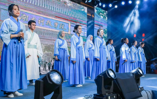 新利·体育留学生团队表演《千年古城的丝路新故事》讲述对零陵古城的美好印象。沈默摄