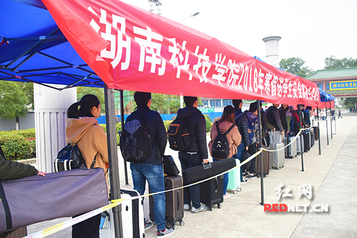 新利·体育:“爱心巴士”温暖学子回家路